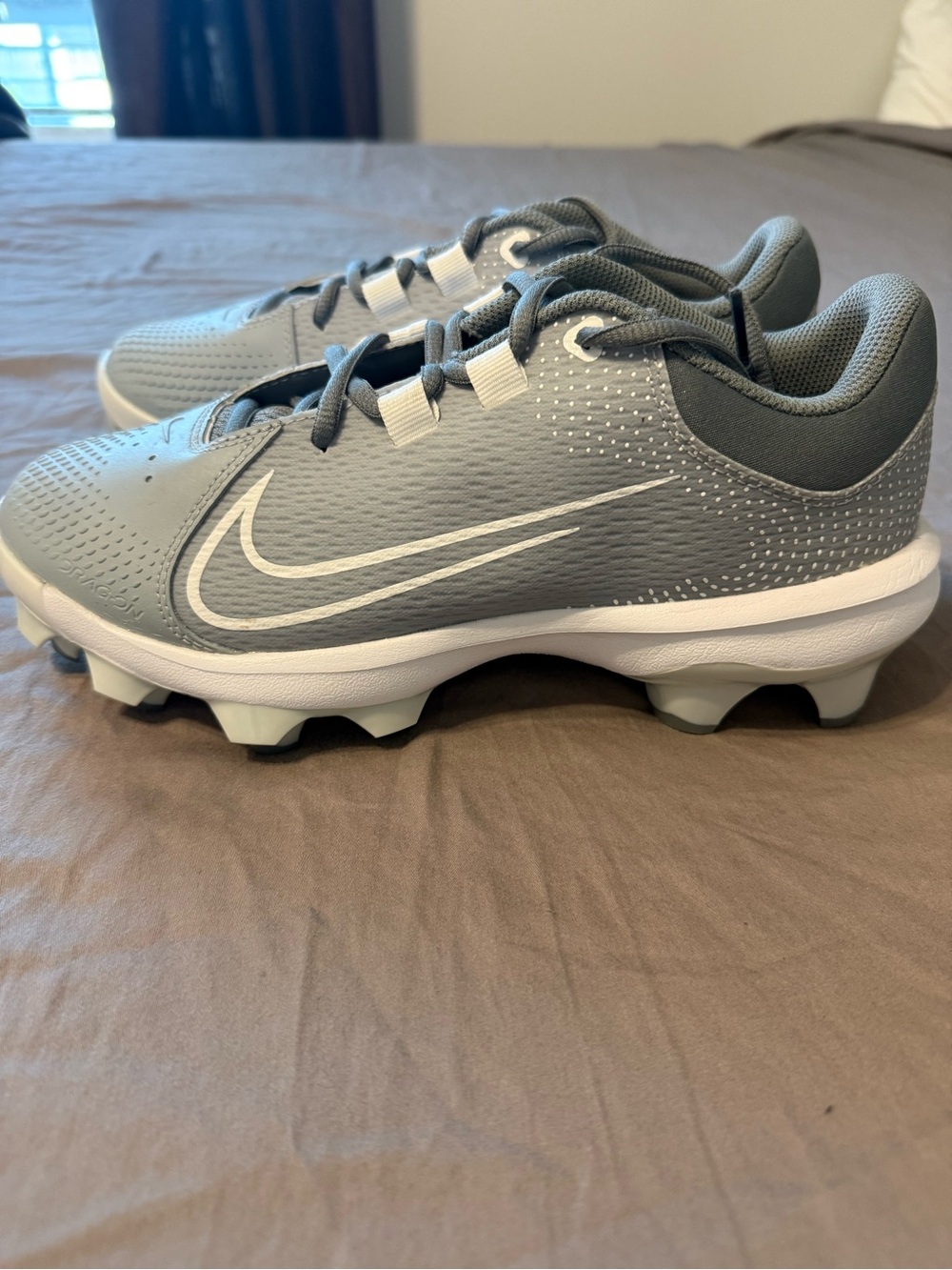 NWOT Nike Gray and White Women's Softball Hyperdiamond 4 Cleats